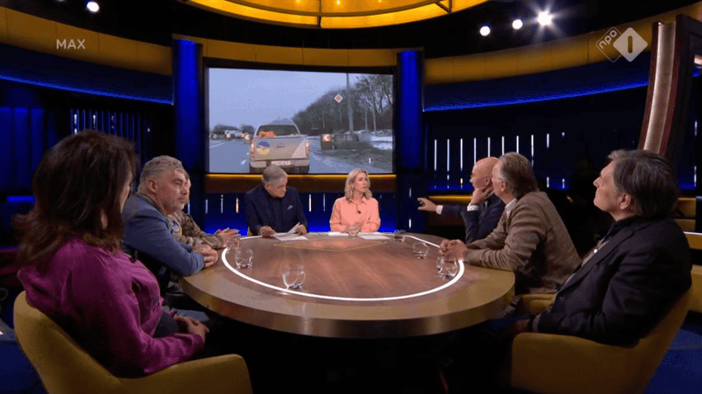 Authors Tommy Wieringa and Jaap Scholten discussing their delivery of military equipment to Eastern Ukraine on the talk show 'Op1'.